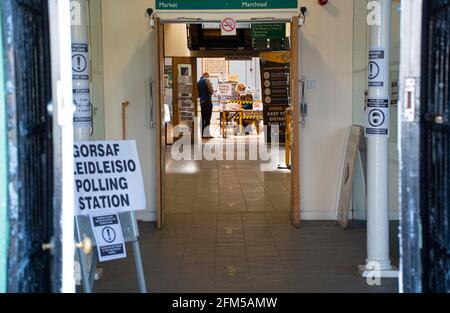 Fishguard, Pembrokeshire, Regno Unito 6 giugno 2021. Sono aperte le elezioni in tutto il Galles per aver votato per eleggere 60 membri del Parlamento gallese e quattro commissari di polizia e criminalità. . Credit: Debra Angel/Alamy Live News Foto Stock