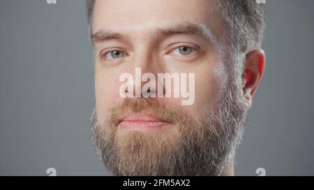 Foto ravvicinata estrema dell'uomo che guarda con bearded Foto Stock