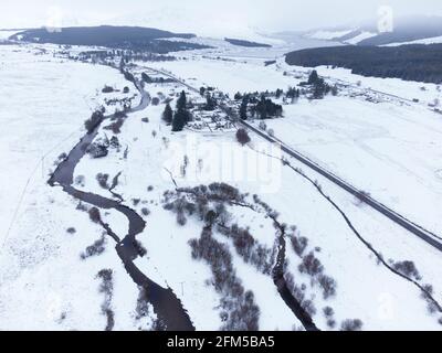 Dalwhinnie, Scozia, Regno Unito. 6 maggio 2021. Vista aerea del paesaggio innevato nel Passo di Drumochter ad alta quota a Dalwhinnie nelle Highlands scozzesi. PIC; il villaggio di Dalwhinnie in un paesaggio innevato. Iain Masterton/Alamy Live News Foto Stock