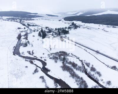 Dalwhinnie, Scozia, Regno Unito. 6 maggio 2021. Vista aerea del paesaggio innevato nel Passo di Drumochter ad alta quota a Dalwhinnie nelle Highlands scozzesi. PIC; il villaggio di Dalwhinnie in un paesaggio innevato. Iain Masterton/Alamy Live News Foto Stock