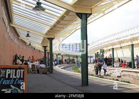 Il mercato artigianale domenicale nella stazione ferroviaria restaurata sull'Harbour Arm, Folkestone, Kent, UK Foto Stock