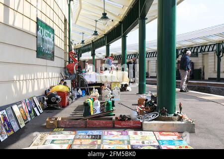 Il mercato artigianale domenicale nella stazione ferroviaria restaurata sull'Harbour Arm, Folkestone, Kent, UK Foto Stock