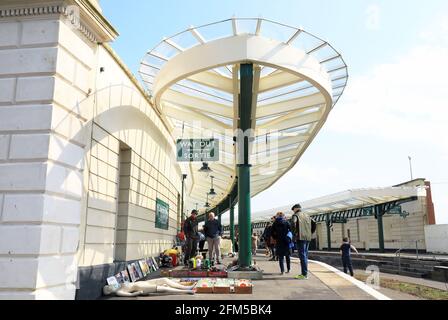 Il mercato artigianale domenicale nella stazione ferroviaria restaurata sull'Harbour Arm, Folkestone, Kent, UK Foto Stock