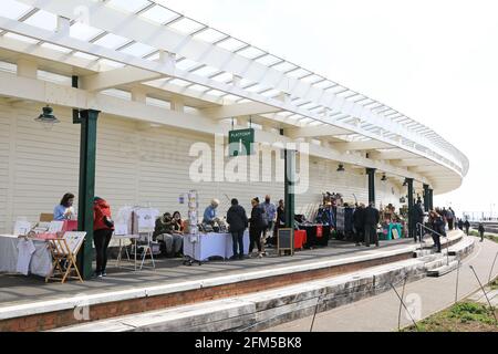 Il mercato artigianale domenicale nella stazione ferroviaria restaurata sull'Harbour Arm, Folkestone, Kent, UK Foto Stock