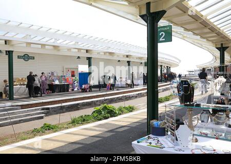 Il mercato artigianale domenicale nella stazione ferroviaria restaurata sull'Harbour Arm, Folkestone, Kent, UK Foto Stock