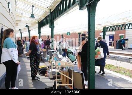 Il mercato artigianale domenicale nella stazione ferroviaria restaurata sull'Harbour Arm, Folkestone, Kent, UK Foto Stock