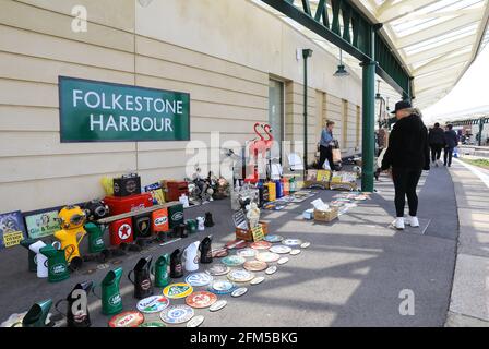 Il mercato artigianale domenicale nella stazione ferroviaria restaurata sull'Harbour Arm, Folkestone, Kent, UK Foto Stock