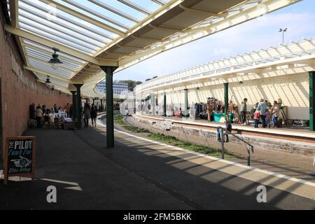 Il mercato artigianale domenicale nella stazione ferroviaria restaurata sull'Harbour Arm, Folkestone, Kent, UK Foto Stock