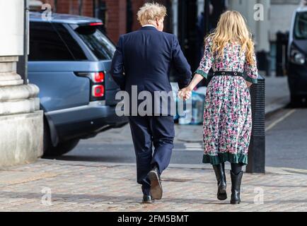 Londra, Regno Unito. 06 maggio 2021. LONDRA, REGNO UNITO. 6 MAGGIO. Il primo ministro Boris Johnson e il suo fidanzato Carrie Symonds hanno espresso i loro voti nel consiglio loc e nelle elezioni mayoral di giovedì 6 maggio 2021. (Credit: Tejas Sandhu | MI News) Credit: MI News & Sport /Alamy Live News Foto Stock