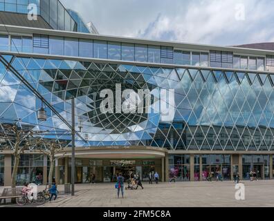 Vista del Zeil con l'ingresso del centro commerciale MyZeil, Francoforte, Germania Foto Stock