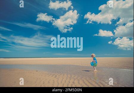 Giovane ragazzo che gioca sulla spiaggia Foto Stock