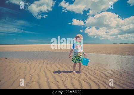 Giovane ragazzo che gioca sulla spiaggia Foto Stock