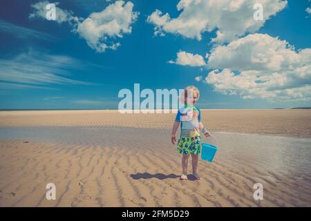 Giovane ragazzo che gioca sulla spiaggia Foto Stock