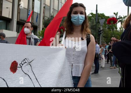 Atene, Grecia. 6 maggio 2021. I membri del PAME, il sindacato dei lavoratori affiliato al partito comunista greco KKE, detengono garofani e bandiere d'onda davanti al parlamento. Migliaia di persone sono scese in piazza per onorare il giorno di maggio e protestare contro la deregolamentazione del mercato del lavoro e l'abolizione della giornata lavorativa di 8 ore. Credit: Nikolas Georgiou/ZUMA Wire/Alamy Live News Foto Stock