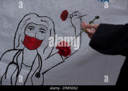 Atene, Grecia. 6 maggio 2021. I membri del PAME, il sindacato dei lavoratori affiliato al partito comunista greco KKE, detengono garofani e bandiere d'onda davanti al parlamento. Migliaia di persone sono scese in piazza per onorare il giorno di maggio e protestare contro la deregolamentazione del mercato del lavoro e l'abolizione della giornata lavorativa di 8 ore. Credit: Nikolas Georgiou/ZUMA Wire/Alamy Live News Foto Stock