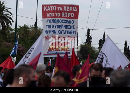 Atene, Grecia. 6 maggio 2021. I membri del PAME, il sindacato dei lavoratori affiliato al partito comunista greco KKE, detengono garofani e bandiere d'onda davanti al parlamento. Migliaia di persone sono scese in piazza per onorare il giorno di maggio e protestare contro la deregolamentazione del mercato del lavoro e l'abolizione della giornata lavorativa di 8 ore. Credit: Nikolas Georgiou/ZUMA Wire/Alamy Live News Foto Stock