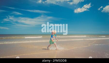 Giovane ragazzo che gioca sulla spiaggia Foto Stock