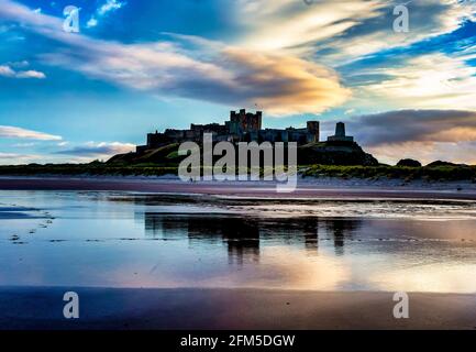 Vista sulla spiaggia del Castello di Bambburgh Foto Stock