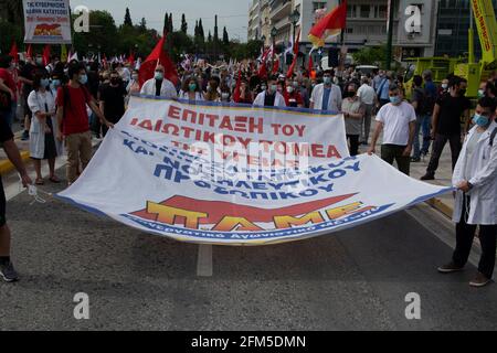 Atene, Grecia. 6 maggio 2021. I membri del PAME, il sindacato dei lavoratori affiliato al partito comunista greco KKE, detengono garofani e bandiere d'onda davanti al parlamento. Migliaia di persone sono scese in piazza per onorare il giorno di maggio e protestare contro la deregolamentazione del mercato del lavoro e l'abolizione della giornata lavorativa di 8 ore. Credit: Nikolas Georgiou/ZUMA Wire/Alamy Live News Foto Stock