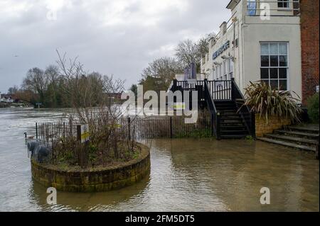 Maidenhead, Berkshire, Regno Unito. 7 febbraio 2021. Giardini allagati al Blue River Cafe. Il Tamigi ha scoppiato le sue rive vicino al ponte Maidenhead. Per il tratto Maidnehead del Tamigi rimane in vigore un allerta alluvione. La temperatura non è stata superiore al gelo di questa mattina a Maidenhead, perché la slitta è prevista per questo pomeriggio. Credito: Maureen McLean/Alamy Foto Stock