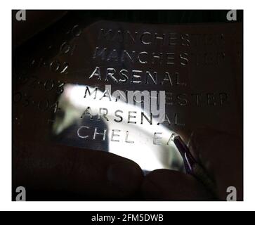 La Coppa di premiership in corso di incisione per l'anno 2005, ad Aspreys sul vecchio Bond st da Philip sale.pic David Sandison 4/5/2005 Foto Stock