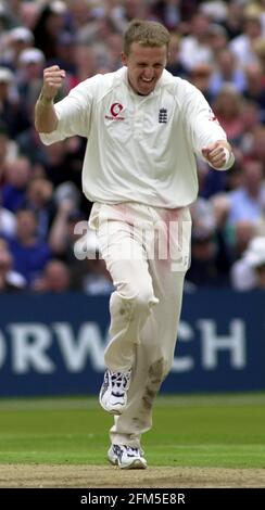 Dominic Cork Cricket Player of England, 2000 agosto prende il wicket di Sarwan, il giorno 2 del terzo test Cornhill a Old Trafford Foto Stock