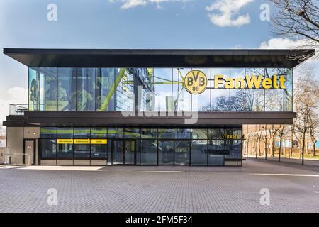 BVB 09 Fan Welt, esterno del negozio di ventilatori con logo, Signal Iduna Park, Dortmund, Germania Foto Stock