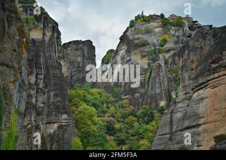 Paesaggio con vista panoramica del 14 ° secolo Santo monastero di Grande Meteoron sulla formazione rocciosa "Platis lithos" di Meteora in Tessaglia, Grecia. Foto Stock