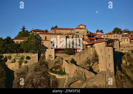 Paesaggio Sunrise con vista panoramica del 14 ° secolo Santo Monastero del Grande Meteoron sulle formazioni rocciose di Meteora in Tessaglia, Grecia. Foto Stock