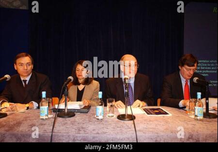 DA SINISTRA A DESTRA> Amministratore Delegato Sam Laidlaw di Enterprise Oil plc e successivamente Direttore finanziario Judy Boynton, Phillip Watts, Presidente del Comitato di amministratori delegati del Gruppo Royal Dutch/Shell e Walter vande Vijver della stessa. 2 aprile 2002 foto Andy Paradise Foto Stock