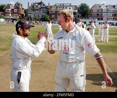 COUNTY CRICKET SUSSEX V LEICESTERSHIRE AT HOVE 18/9/2003 CAPTIAN ADAMS E MUSHTAQ AHMED IMMAGINA DAVID ASHDOWN Foto Stock