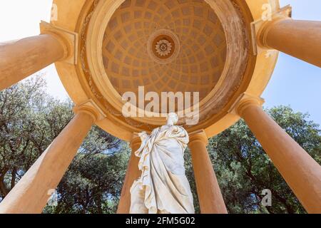 Rotunda con scultura nel Parco del Labirinto di Horta (Parc del Laberint d'Horta) a Barcellona, Spagna Foto Stock