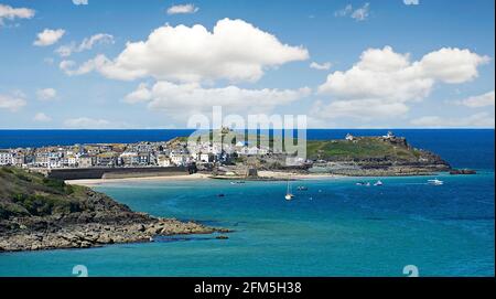 La vista dalla baia di carbis alla città di st ives in cornovaglia inghilterra regno unito Foto Stock