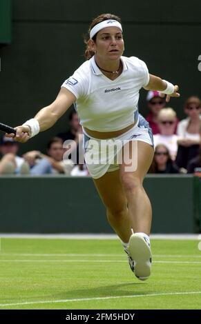 Arantxa Sanchez-Vicario in azione il 2000 luglio contro Monica Seles durante I Campionati di tennis di Wimbledon 2000 Foto Stock