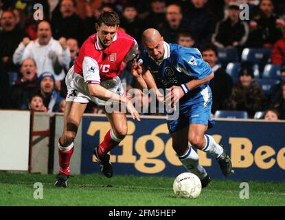 Tony Adams sfida Gianluca Vialli di Chelsea Febbraio 1998 in La Coca Cola Cup semifinale seconda tappa a Stamford Ponte Foto Stock