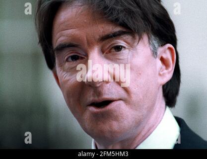 Peter Mandelson prende un'ultima occhiata ai media di gennaio 2001 a Downing Street dopo aver annunciato le sue dimissioni a Northern Segretario dell'Irlanda Foto Stock