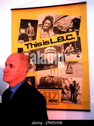 Brian Hayes ex presentatore LBC ottobre 1998 davanti una copia di un poster pubblicitario originale presso gli uffici Di LBC radio Station per celebrare 25 anni di Commercial Radio Foto Stock