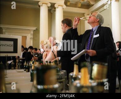 Degustazione annuale per il Commercio presso la Banqueting House in Londra, dove venivano degustate 62 diverse marche di champagne Foto Stock