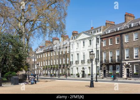 Case e giardino georgiani, Bedford Square, Bloomsbury, London Borough of Camden, Greater London, England, Regno Unito Foto Stock