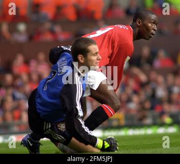 Manchester United contro Newcastle United Agosto 2000 Andy Cole segna il secondo gol Manchester United durante la partita al vecchio Trafford. Il gioco si è concluso Manchester 2 Newcastle 0 Foto Stock