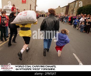 33° campionato mondiale di carbone in Gawthorpe Yorkshire 1012 metri gara che ha origine da una competizione tra due minatori e un commerciante di carbone per dimostrare chi era il più adatto Foto Stock