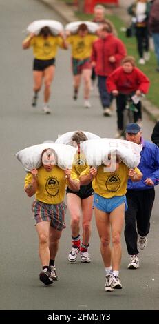 33° campionato mondiale di carbone in Gawthorpe Yorkshire 1012 metri gara che ha origine da una competizione tra due minatori e un commerciante di carbone per dimostrare chi era il più adatto Foto Stock