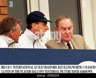 Ray Illingworth England Cricket Manager con David Lloyd England Cricket Secector seduto al balcone dei giocatori durante il terzo Texaco Trofeo Internazionale di un giorno a Old Trafford Foto Stock