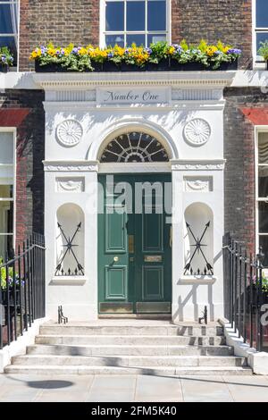 Entrata della residenza georgiana, numero uno, Bedford Square, Bloomsbury, London Borough of Camden, Greater London, England, Regno Unito Foto Stock