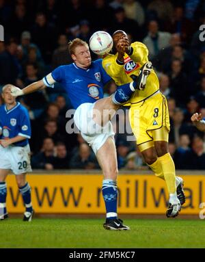 RIPRODUCI LA SECONDA TAPPA DI OFF MILLWALL V BIRMINGHAM 2/5/2002 BRYAN HUGES IMMAGINE DAVID ASHDOWN. CALCIO Foto Stock