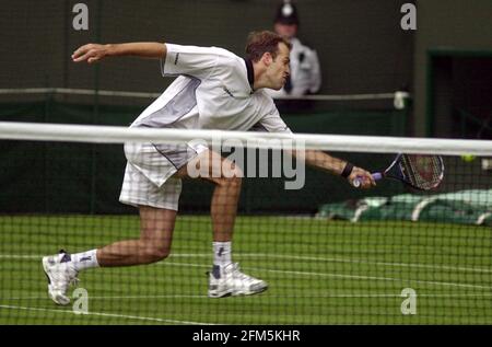 Greg Rusedski Tennis Player of Great Britain, giugno 2000 durante il suo Men's Singles, primo turno, incontro contro vince Spadea degli Stati Uniti, sul campo uno a Wimbledon. SPADEA ha vinto 6-3, 6-7, 6-3, 6-7, 9-7. Foto Stock