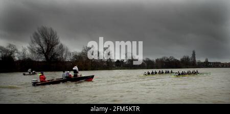 CAMBRIDGE BOAT RACE PROVA 11/12/2000 (FAR) 'FFFNER' E VINCITORE 'FASOLT' IN VISTA DI BARNES BRIDGE. IMMAGINE DAVID ASHDOWN. Foto Stock