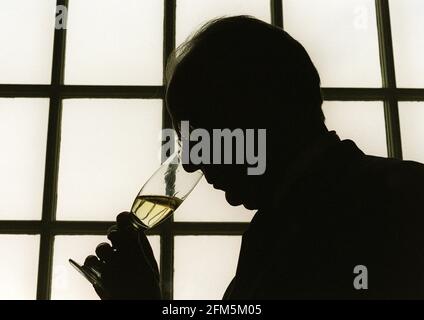 Lord Rudolf Russell Silhouette marzo 2001 di sughero e bottiglia Degustazione di uno champagne Louis Roederer 1995 durante una degustazione annuale Per il commercio alla Banqueting House di Londra - dove venivano degustate 62 diverse marche di champagne Foto Stock