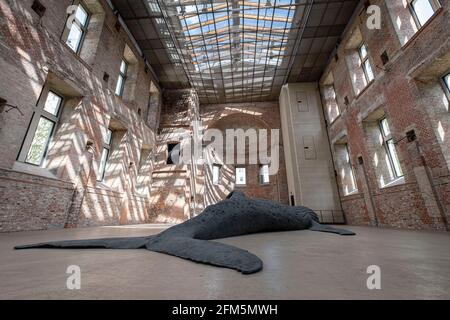 Berlino, Germania. 05 maggio 2021. Mostra nella chiesa di Santa Elisabetta a Berlino, Germania il progetto Offene Kirche The Cast Whale di Gil Shachar il 5 maggio 2021. (Foto di Beata Siewicz/Pacific Press/Sipa USA) Credit: Sipa USA/Alamy Live News Foto Stock