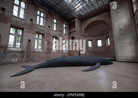 Berlino, Germania. 05 maggio 2021. Mostra nella chiesa di Santa Elisabetta a Berlino, Germania il progetto Offene Kirche The Cast Whale di Gil Shachar il 5 maggio 2021. (Foto di Beata Siewicz/Pacific Press/Sipa USA) Credit: Sipa USA/Alamy Live News Foto Stock